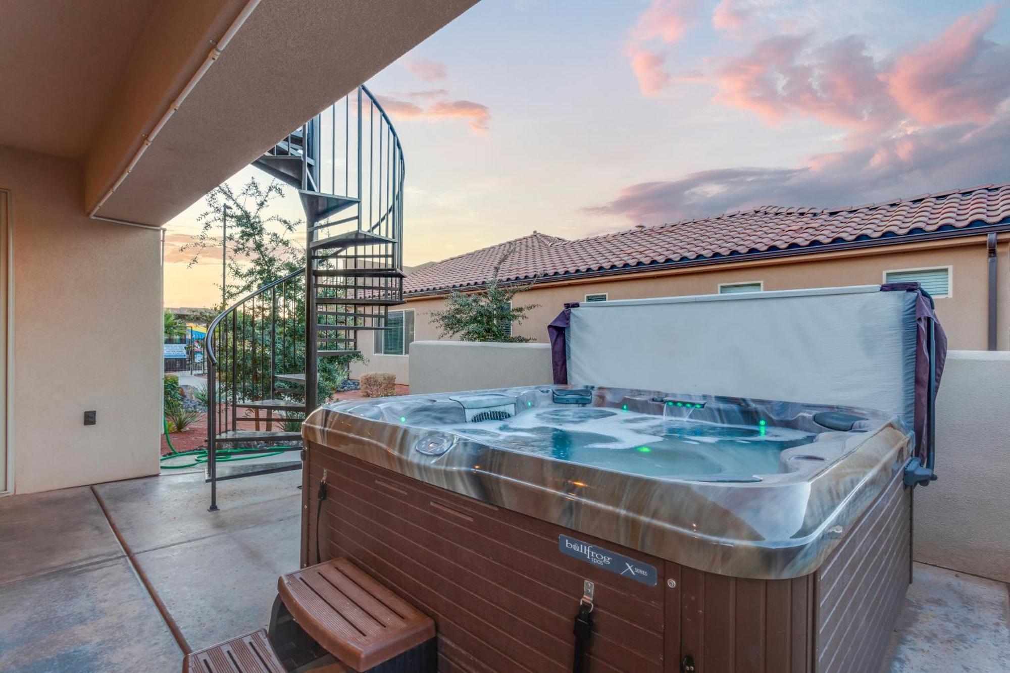 Paradise Village: Hot Tub Retreat with Gaming and Sports Santa Clara Exterior photo