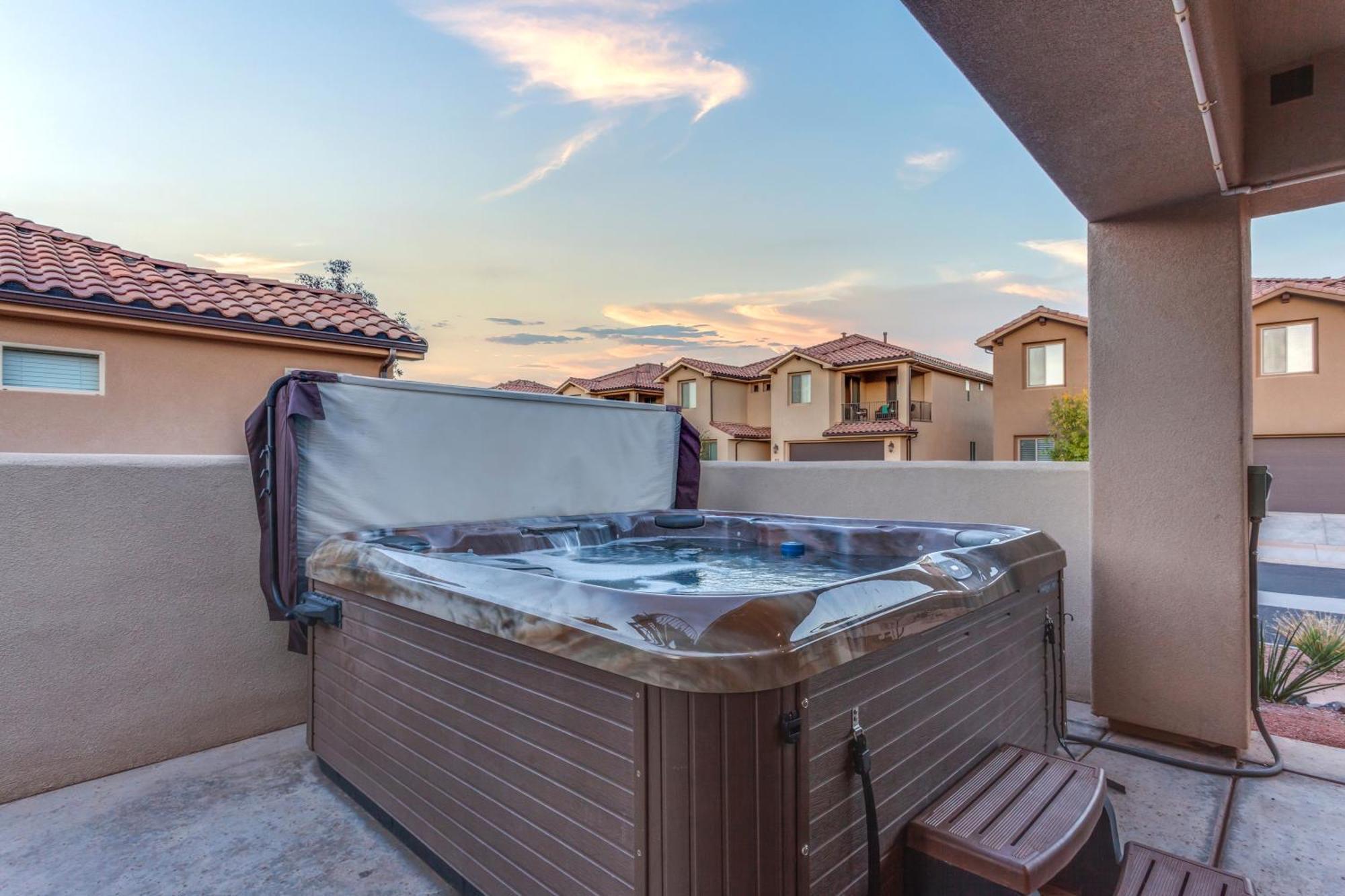 Paradise Village: Hot Tub Retreat with Gaming and Sports Santa Clara Exterior photo